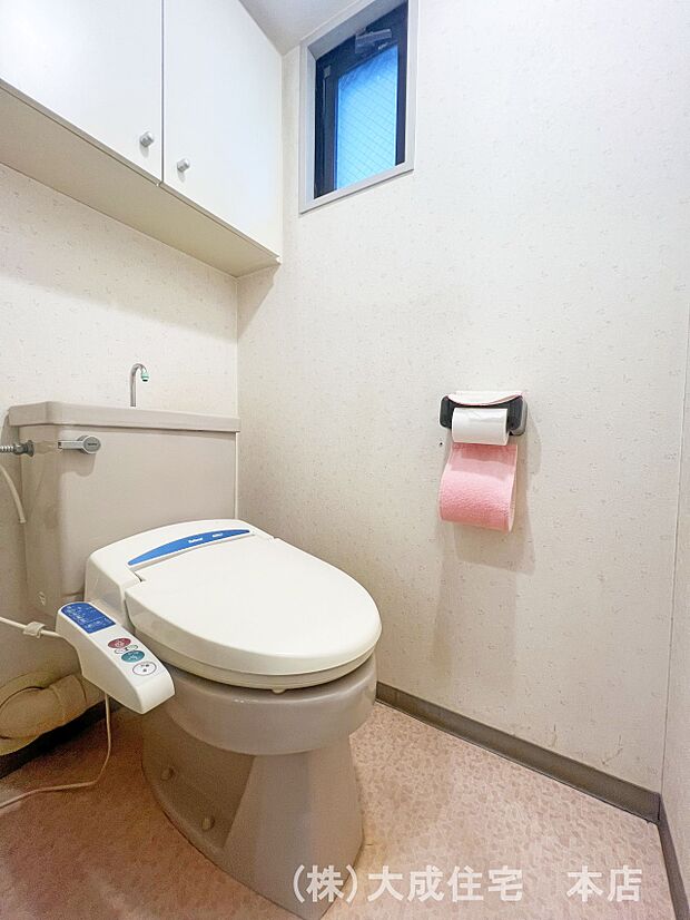 内装:シャワートイレ、小窓付きのトイレ　現地写真2023.12.24撮影