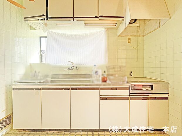 内装:小窓付きのキッチン　現地写真2024年2月撮影
