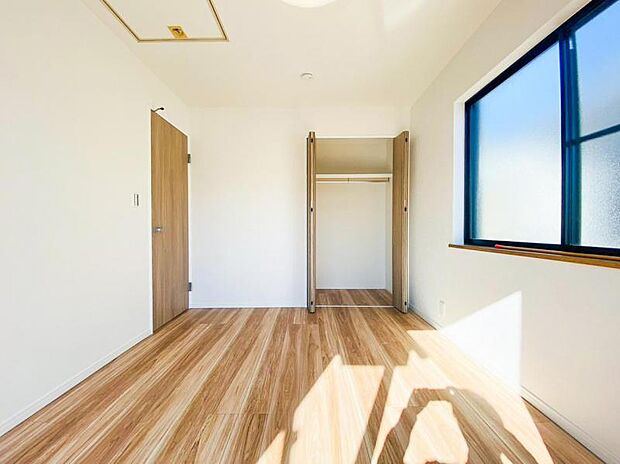 2階6帖の洋室です。明るく風通しの良い2面採光です。お部屋を広く使える収納スペース付です。