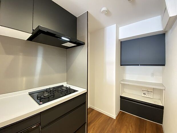 キッチン奥には収納と冷蔵庫置場があり、動きやすいスペースです。