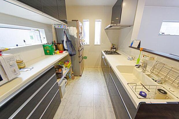 家事時短や手荒れ防止に役立つ食洗機付きの対面式システムキッチン。カップボードがあってもキッチン内は広々としています。