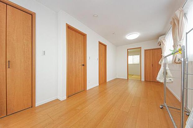 洋室／収納2ヶ所、2面採光。間仕切りで2部屋に分けることが可能な2ドア1ルーム仕様となっています。