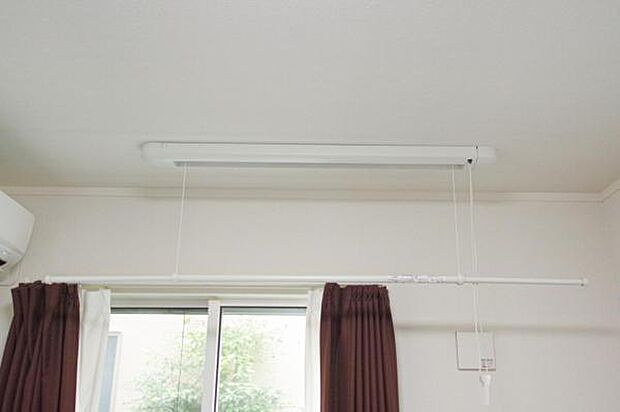 1階納戸／雨の日や花粉の時期にも役立つ室内物干し竿