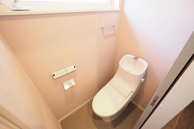2階トイレ／換気窓、お手洗い水栓、タオル掛け付きです。