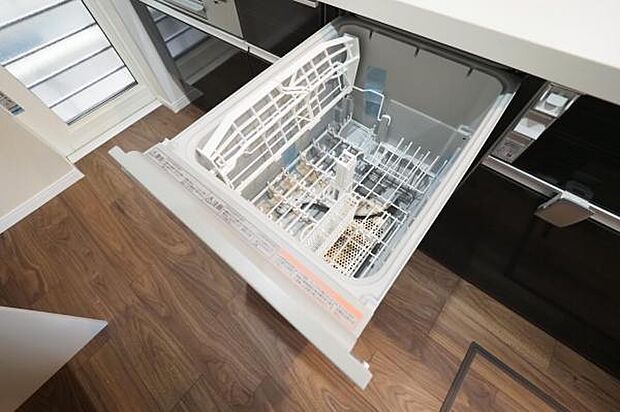 家事時短や手荒れ防止に役立つ食洗機付きです。
