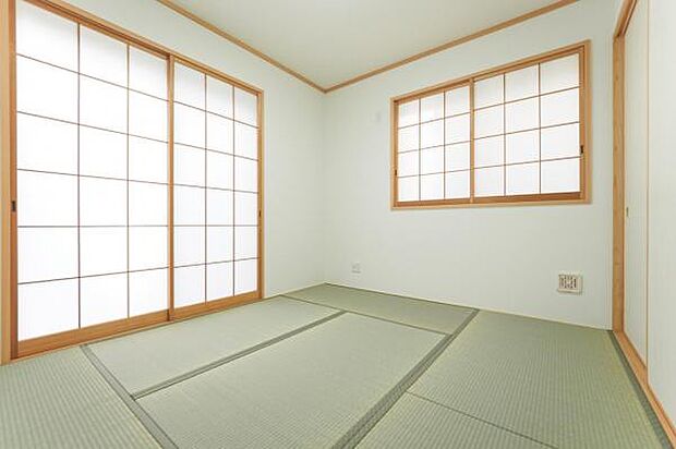 居室-1／寛ぎやすい畳敷きの和室（約5.2帖）。2面採光、収納付き。