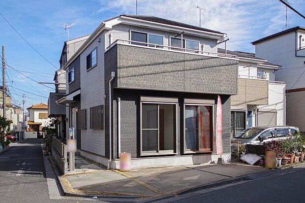 東武東上線「上福岡」駅徒歩9分の通勤通学に便利な立地。南西×北西角地に佇む開放感のあるお住まいです。