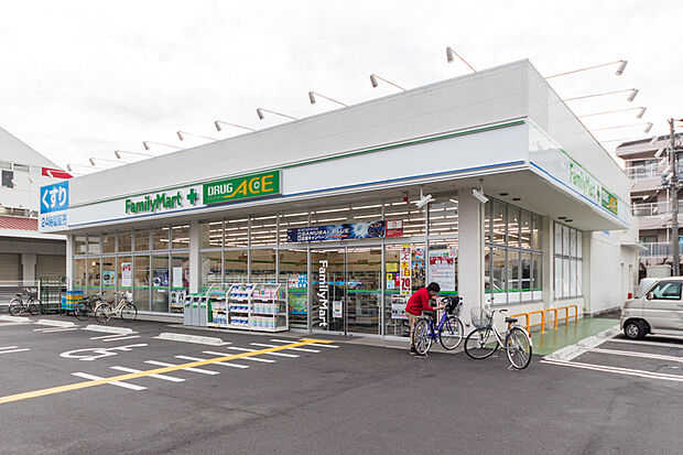 ファミリーマート ドラッグエース鶴ケ岡店（420m）