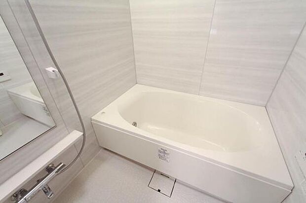 淡いグレーで癒されるバスルーム／追い炊き機能・浴室暖房乾燥機付き
