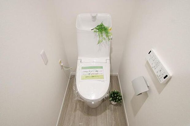 シンプルで清潔感のあるトイレ空間もちろん温水洗浄便座です