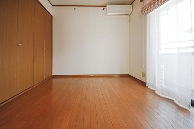 洋室4.5帖／和室とも行き来のできる洋室。扉を開放して和室と一間にで使うこともできます。