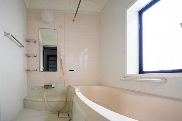 バスルーム／ゆとりある1坪サイズの浴室。バスグッズを置いたり、ベンチのように座れる台付きです。