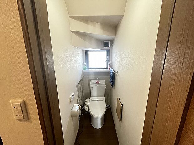 温水洗浄便座でいつでも快適にご使用いただけます！階段下には収納できるスペースがあるため、ストックの入れ替えなどの手間も省けます。