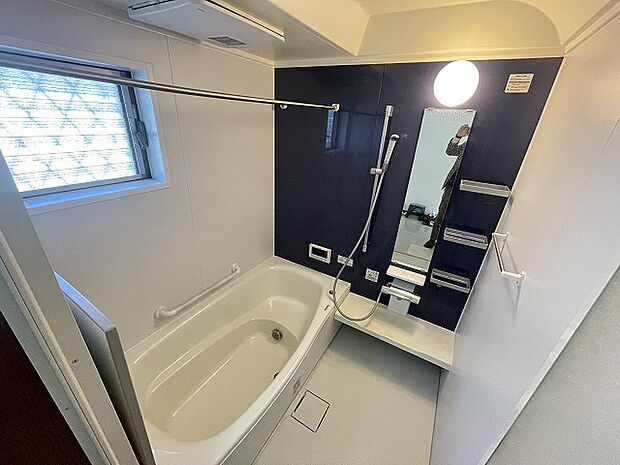 半身浴や節水にも便利なステップ付き浴槽。棚、鏡、手すりが備わっています！