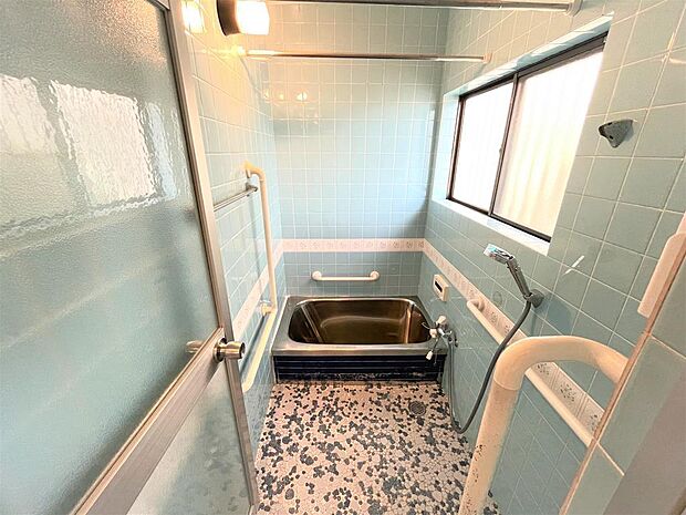 窓のある浴室！浴室内は全体的に明るく開放感がある為、一日の疲れを癒す空間になっております！