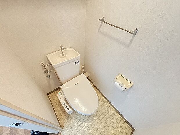 温水洗浄便座も備わったトイレ。