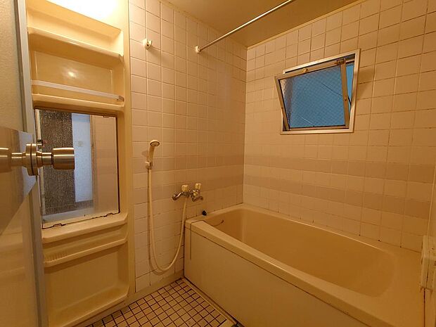 浴室には鏡、窓がありお風呂を利用した後は窓を開けて換気が出来ます♪