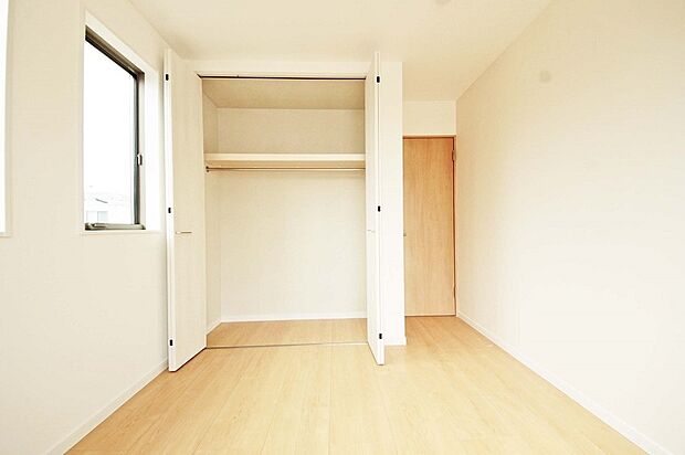 上部に棚のある収納で、空間を無駄なく使ってすっきりとお部屋を片付けることができます。