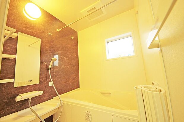 窓があり明るく風通しも良い浴室はリラックス空間です。