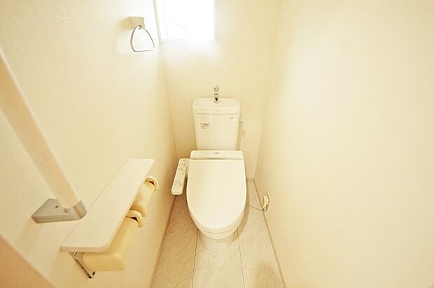2階にもトイレがあり就寝前や朝の忙しい時間帯にも対応可能です。