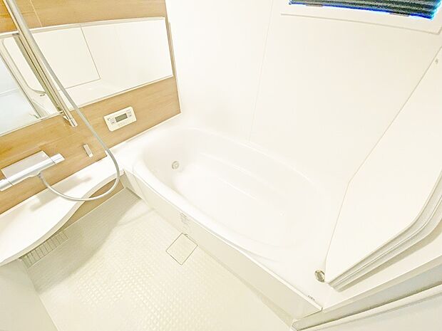 一日の疲れを癒すバスルームはお湯が冷めにくい浴槽を採用。
