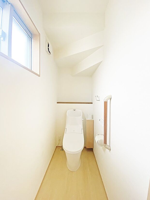 2階にもトイレがあり就寝前や朝の忙しい時間帯にも対応可能