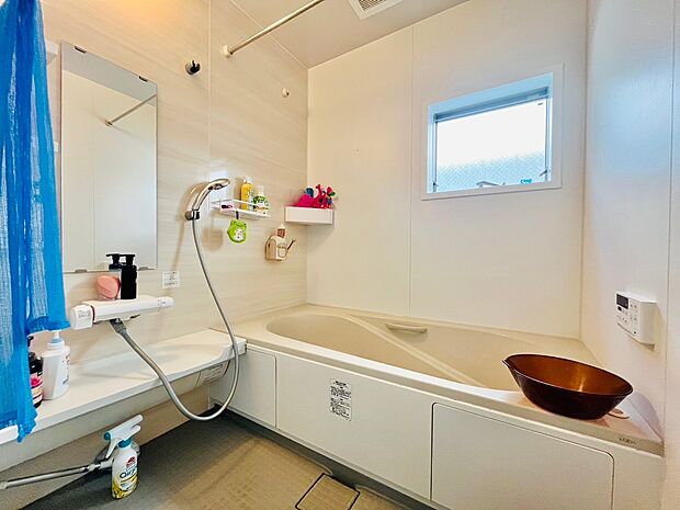 明るく風通しも良い浴室は、毎日の疲れを洗い流すリラックス空間