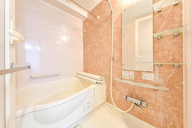 暖色の壁材にゆったりとした浴槽はリラックスしたバスタイムを過ごせます。
