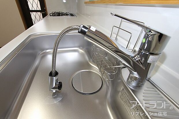 シンクのすみずみまでのお掃除や、大きなお鍋を洗う際にも役立つシャワー水栓です。
