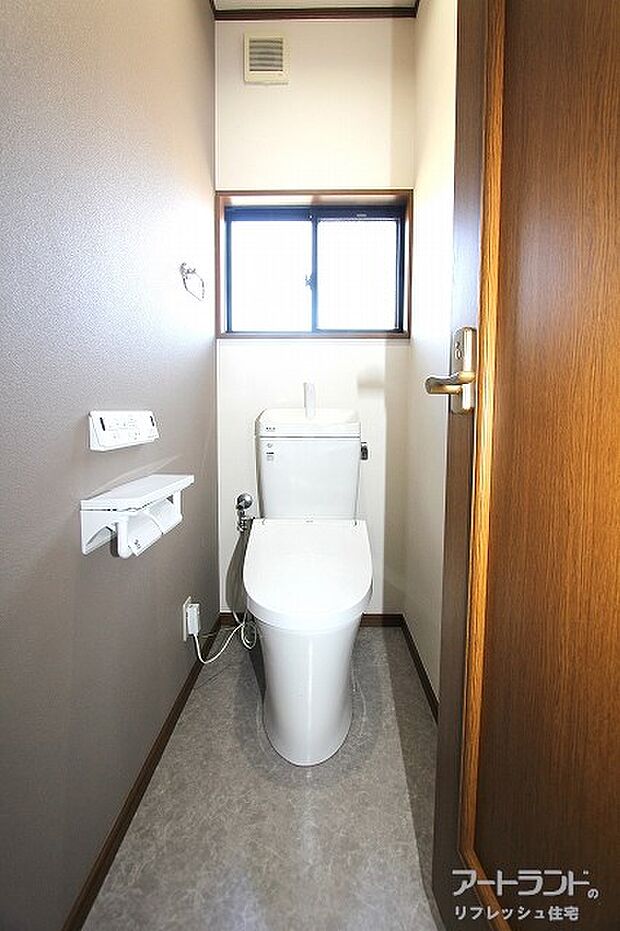 2階、新設の温水洗浄機能付きトイレ。