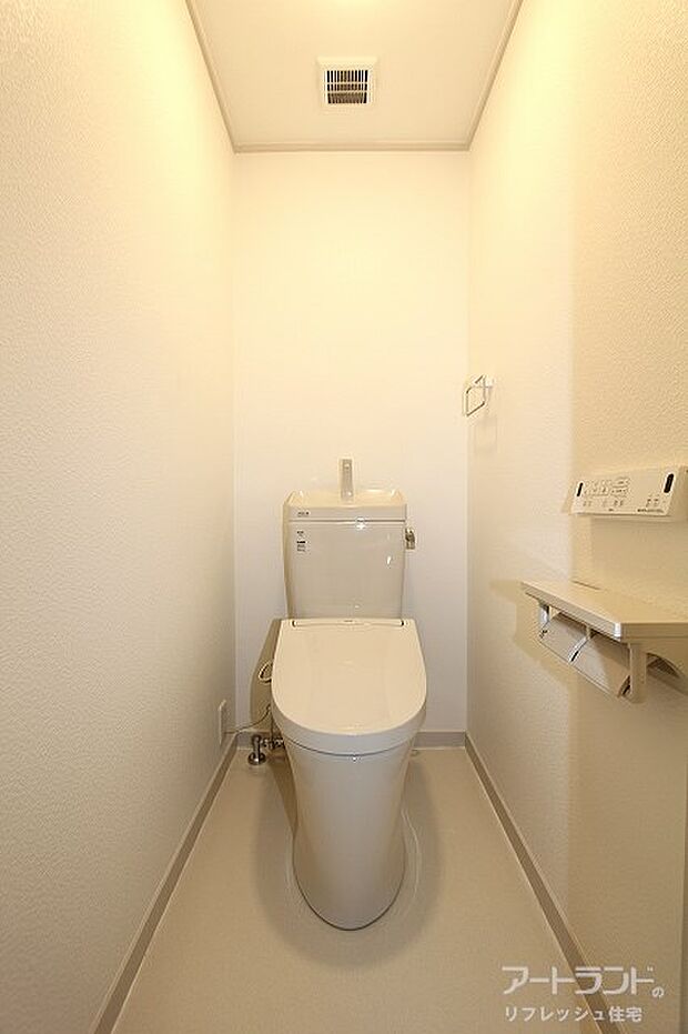 新設の温水洗浄機能付きトイレ。