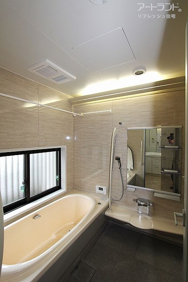 浴室。浴槽は保温仕様。また浴槽の両側に手すりがあり転倒の防止にも。暖房・乾燥・涼風・換気機能付き。