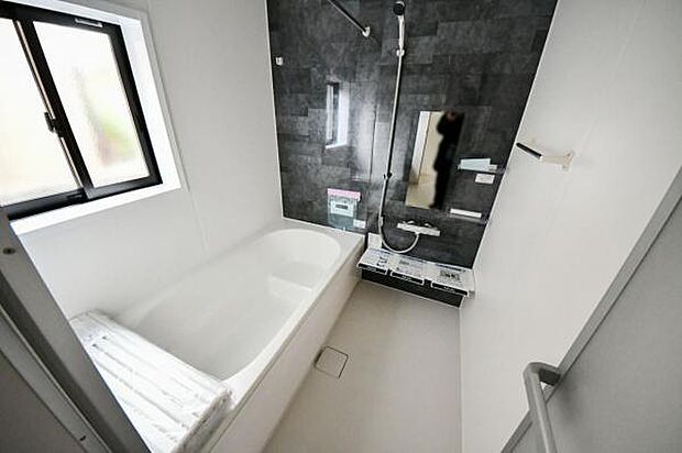 ■バスルーム■ 広々とした1坪サイズのバスルーム。浴室乾燥機能付き。