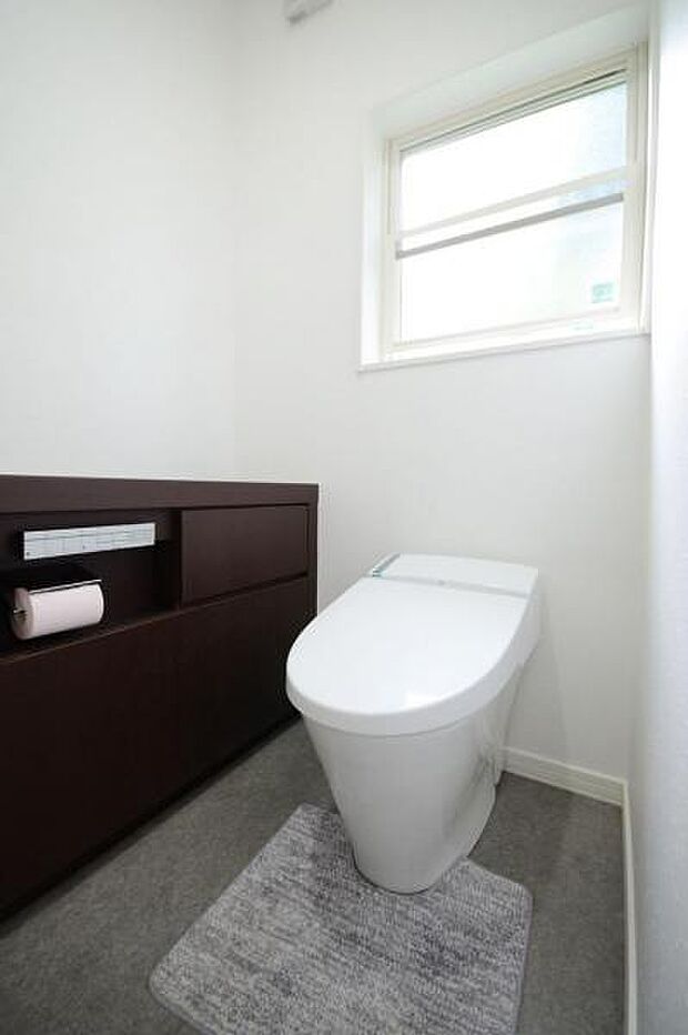 手洗いキャビネット付きトイレ。タンクレスのスッキリとしたデザインが、空間によく馴染んでいます