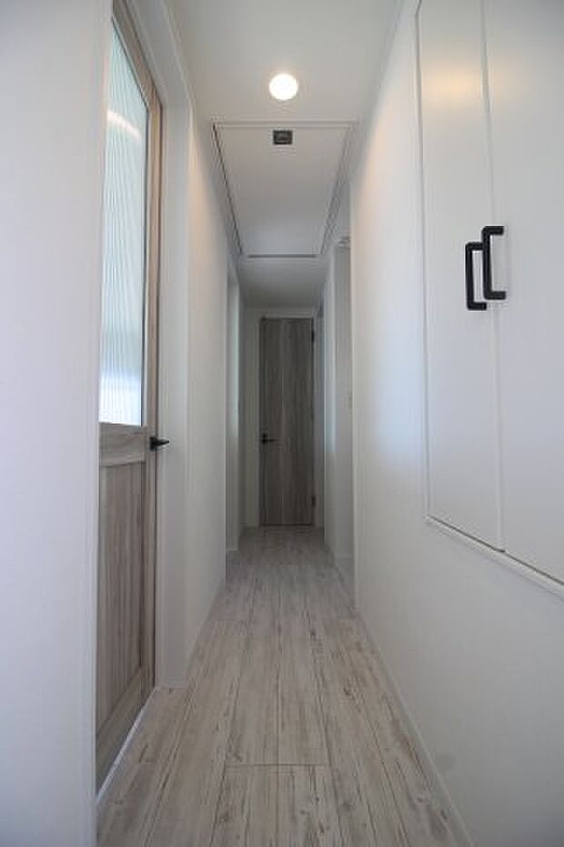 廊下にダウンライト完備しており、おしゃれな廊下です。白を基調とした明るい空間ですね。
