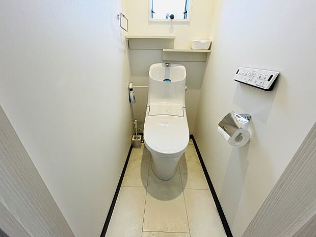 白を基調とした清潔感あふれるトイレ（1階）。