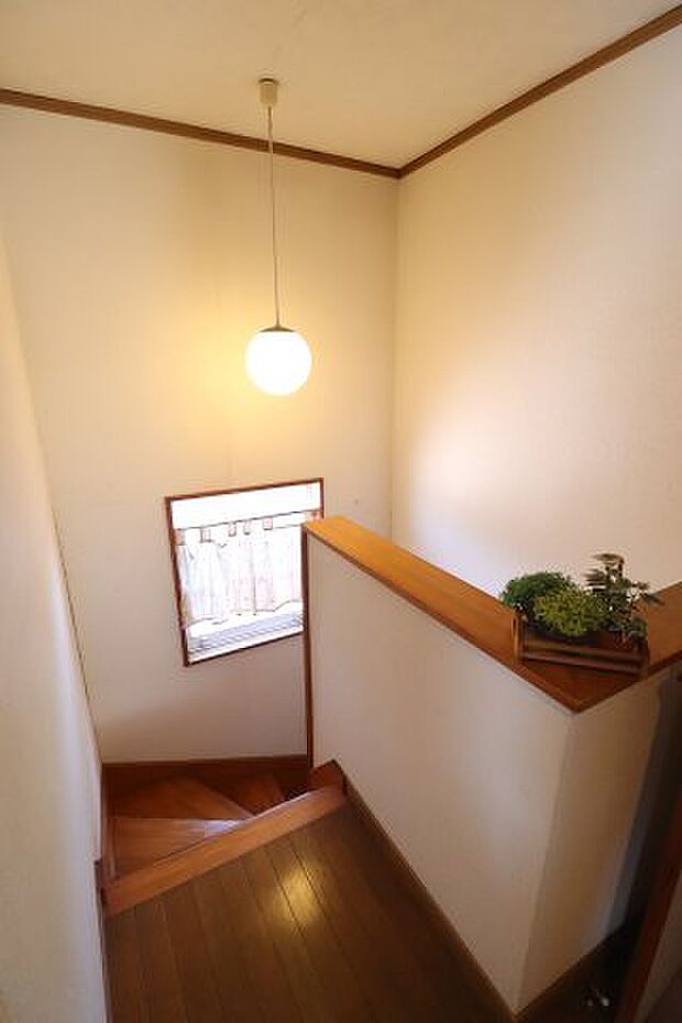 階段にも窓があり、自然光を取り込み明るい印象となっております。