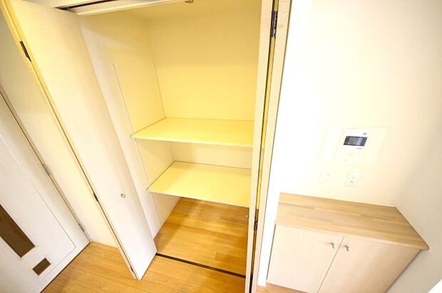 キッチン横の小収納スペース。食品庫などのスペースで利用してもいいですね。
