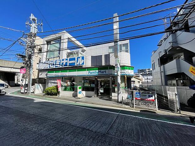 【コンビニエンスストア】ファミリーマート　横浜富岡西七丁目店まで813ｍ