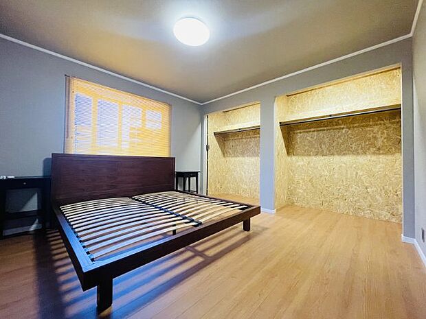 2階寝室はデザインにこだわった大きなオープンクローゼットがあります。