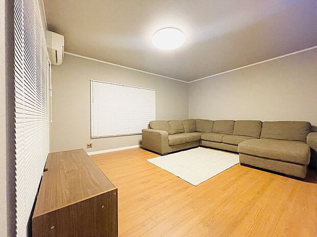 床・壁紙などリフォーム済みの約10帖の洋室はスタイリッシュな空間です。