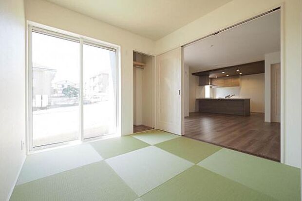 畳のさわやかなグリーンが空間を彩る1階畳敷きスペース。