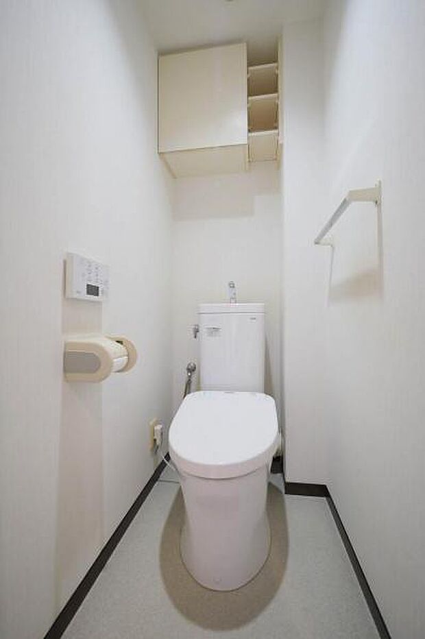 タオルリング・収納付きのトイレ空間。もちろんウォシュレット付きです。