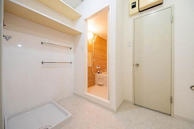 洗面室内のランドリースペースには、上部棚を造作することで収納スペースを確保しました