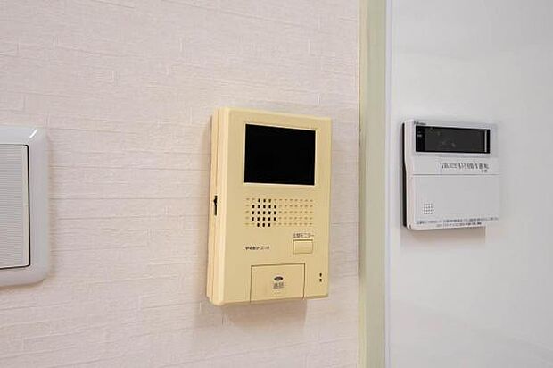 TVモニター付きインターフォン／家の中にいながら来客の確認ができ、セキュリティ面でも安心の設備です。