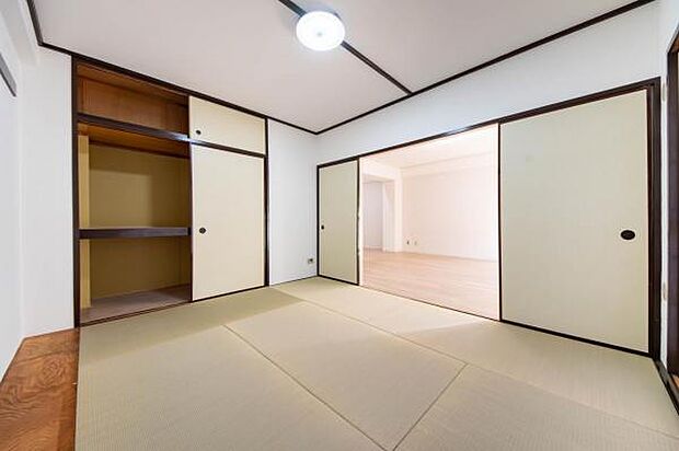 和室／6帖サイズの和室空間。床の間が備わった広々とした印象のお部屋です