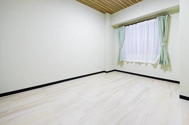 洋室-2／約5.7帖　クローゼット収納が備わった広さのある居室空間