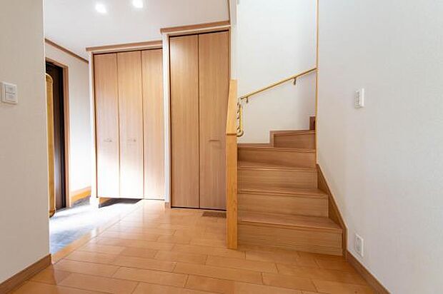 ■玄関ホール(1)／開放感のある吹き抜け階段
