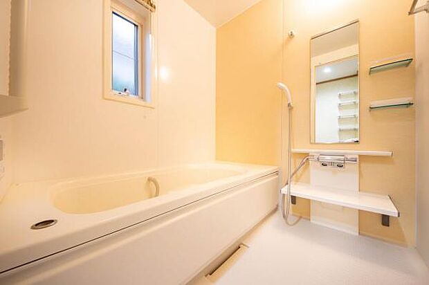 ■バスルーム／1坪仕様のゆとりある浴室