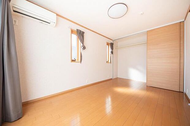 ■洋室-1(1)／約6.9帖／二面採光仕様で明るく広い居室空間